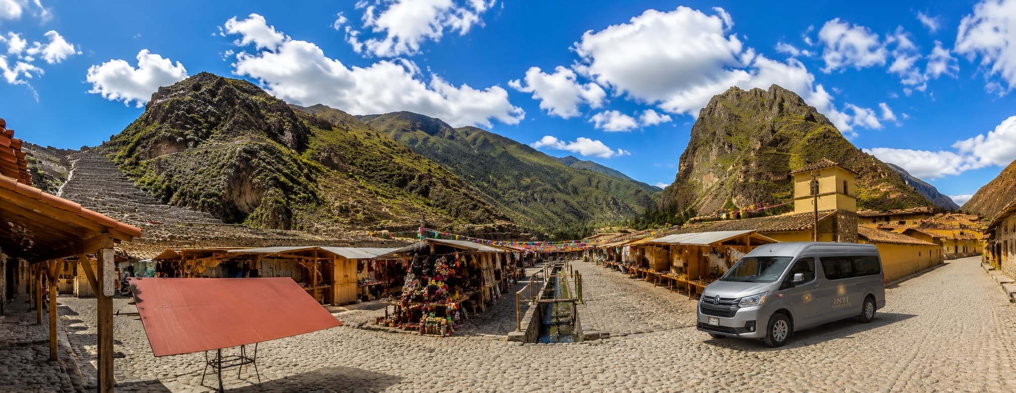 Vista de Ollantaytambo en el Valle Sagrado: terrazas incas, mercado andino y una van turística